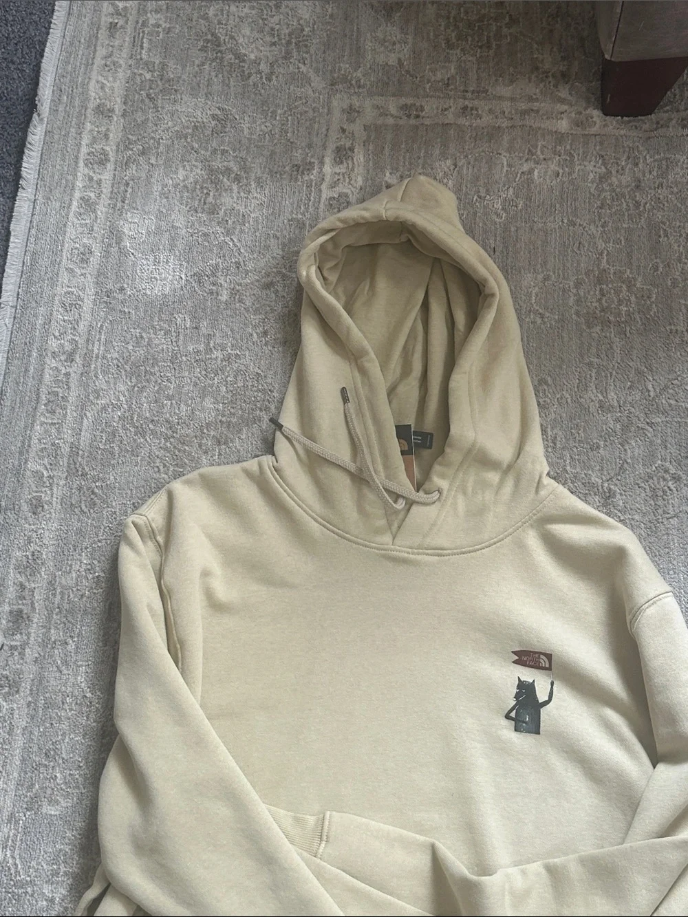 The North Face Men’s Large Wolf Standard Fit Printed Gravel Colored Hoodie. NWTs